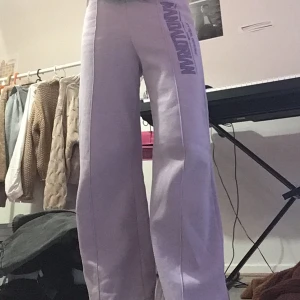 Lila Mjukisbyxor  - frakt: 64kr  inte jätte använda, bra skick! väldigt bekväma ^^ 