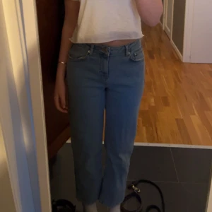 Jeans  - Blåa mom jeans. Ovanligt skönt material och känns knappt som jeans, aldrig använt då de är för korta (skulle tipsa till någon som är lite kortare)