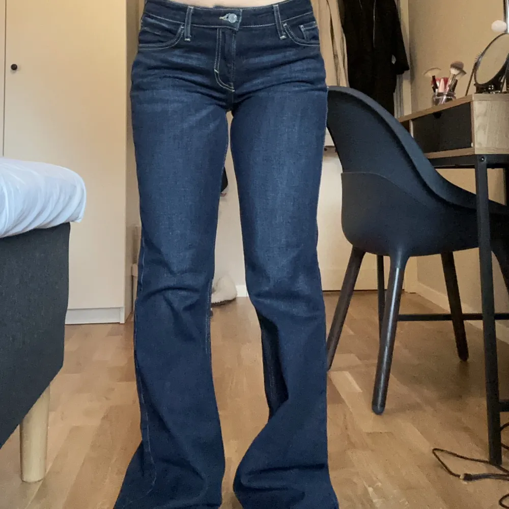 Säljer dessa helt oanvända lågmidjade bootcut jeans från Hm då de är för långa på mig som är 163cm. Köparen står för frakt. Midjemått är 40 rakt över. Innerbensläng är 82cm. Hör av vid funderingar. ❤️‍🔥❤️‍🔥😍. Jeans & Byxor.