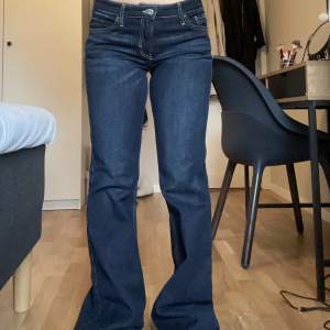 Säljer dessa helt oanvända lågmidjade bootcut jeans från Hm då de är för långa på mig som är 163cm. Köparen står för frakt. Midjemått är 40 rakt över. Innerbensläng är 82cm. Hör av vid funderingar. ❤️‍🔥❤️‍🔥😍