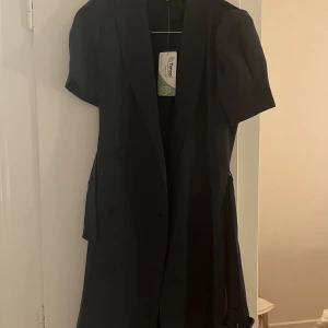 Hallhuber blå klänning - Helt oanvänd - medföljer ett skärp