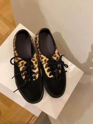 Vans storlek 40 - Knappt använda Vans i storlek 40, endast testade fåtal gånger.