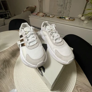 Adidas sneakers - Snygga!! Nya och fräscha adidas sneakers. Använda 1 gång men i topp skick. Storlek 37 1/3