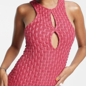 Perfekt klänning till pink-party - Säljer min oanvänd klänning som jag skulle haft till pink party förra året men som ej blev av. från asos i storlek 36💕