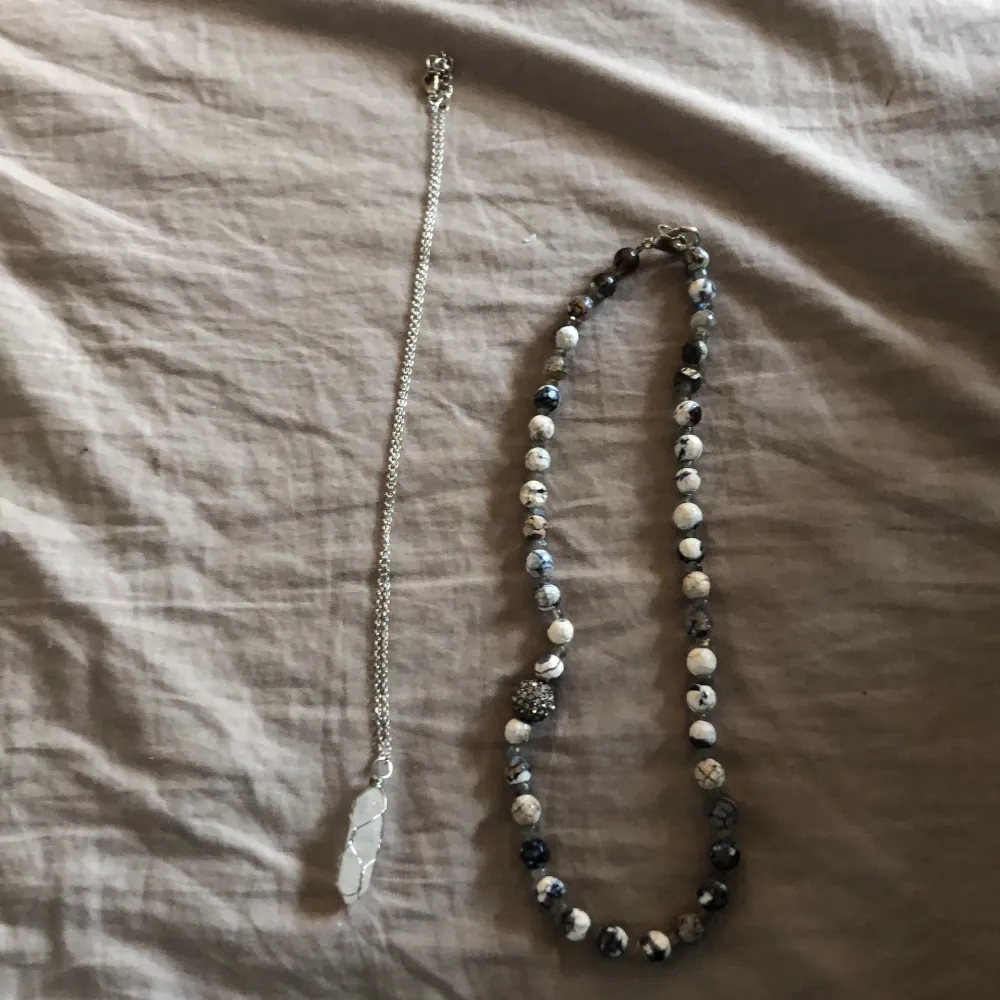 2 fina kristall halsband👍det med pärlor kostar 65kr och har små aventuriner på Det andra kostar 50kr vet inte om kristallen är riktigt men om den är det så är det en clear quartz⚡️. Accessoarer.