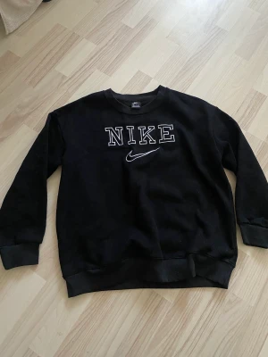 Nike tröja  - Säljer en fin nike tröja oanvänd. storlek XL men passar mer en storlek M/L 