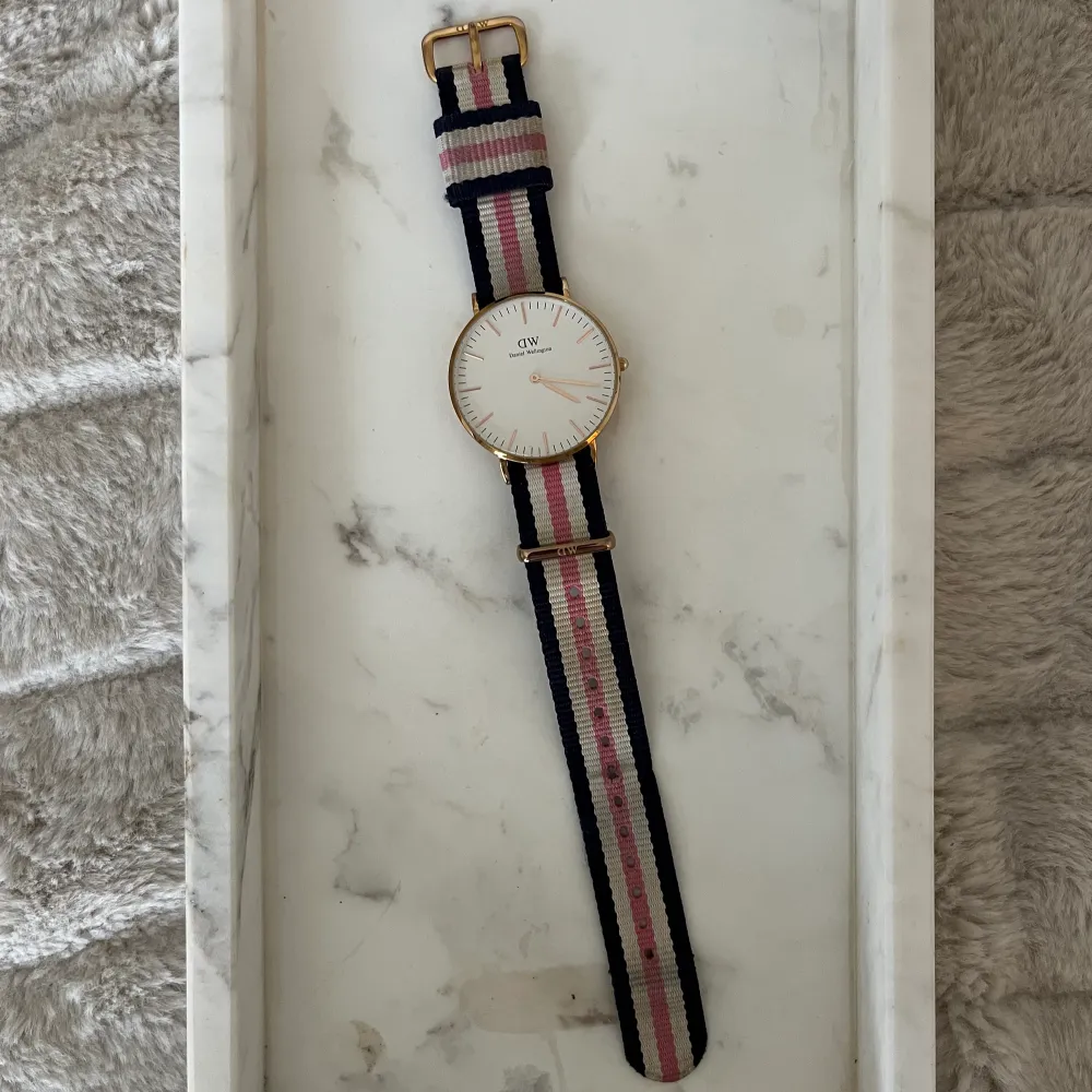 Säljer denna superfina klocka ifrån Daniel Wellington i roséguld och det köasiska randiga armbandet. Använt väl men i fint skicka. Nypris 1399kr. Accessoarer.