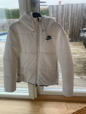 Nike jacka - Jag säljer en vit nike jacka i storlek S. Säjer för 400 kr + frakt. Budgivningen i kommentarsfältet eller skriv privat. Det är lite smutsigt inne på jackan, men det syns inte så mycket. 