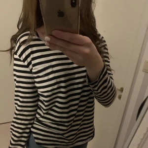 Långärmad tröja  - Rutig långärmad tröja från lager157 i storlek 160 men skulle mer säga att det är som en xs/s, tröjan har en ficka på bröstet