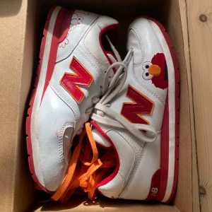 New Balance  - Säljer mina älskade New Balance sneakers Elmo 574!!! Använt max 5 gånger. Så snygga och rare ⚡️ Vid snabb affär är priset diskuterbart. Passa på nu när det är fri frakt!!!