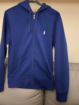 Ralph lauren tröja - Polo ralph lauren tröja i väldigt bra skick. 1800 nypris men säljer den för mycket billigare. Snygg och fräsch med inga defekter, lätt att matcha tilla allt