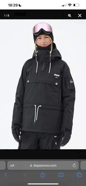 Dope skidjacka  - Hej säljer min skidjacka från Dope snow. Använd en säsong, sjukt cool!👌 säljer då jag har ett annat set. Nypris 2099kr  