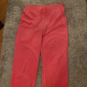 Juicy byxor - Har knappt använda byxor kopt för 1100 