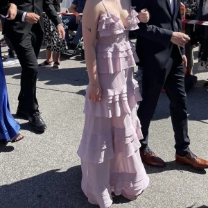 Balklänning - Säljer min balklänning från True Decandence eftersom jag köpt en annan. Aldrig använd, storlek 36 och köpt för 1300kr🫶 Priset kan diskuteras