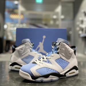Air Jordan 6 ”unc” - Tja säljer mina favorit 6or i Collectionen, säljer dom pga dom är förstora   Air Jordan 6 ”UNC” Size: 45EU/11US COND: jag skulle nästan vilja säga 9/10 All og