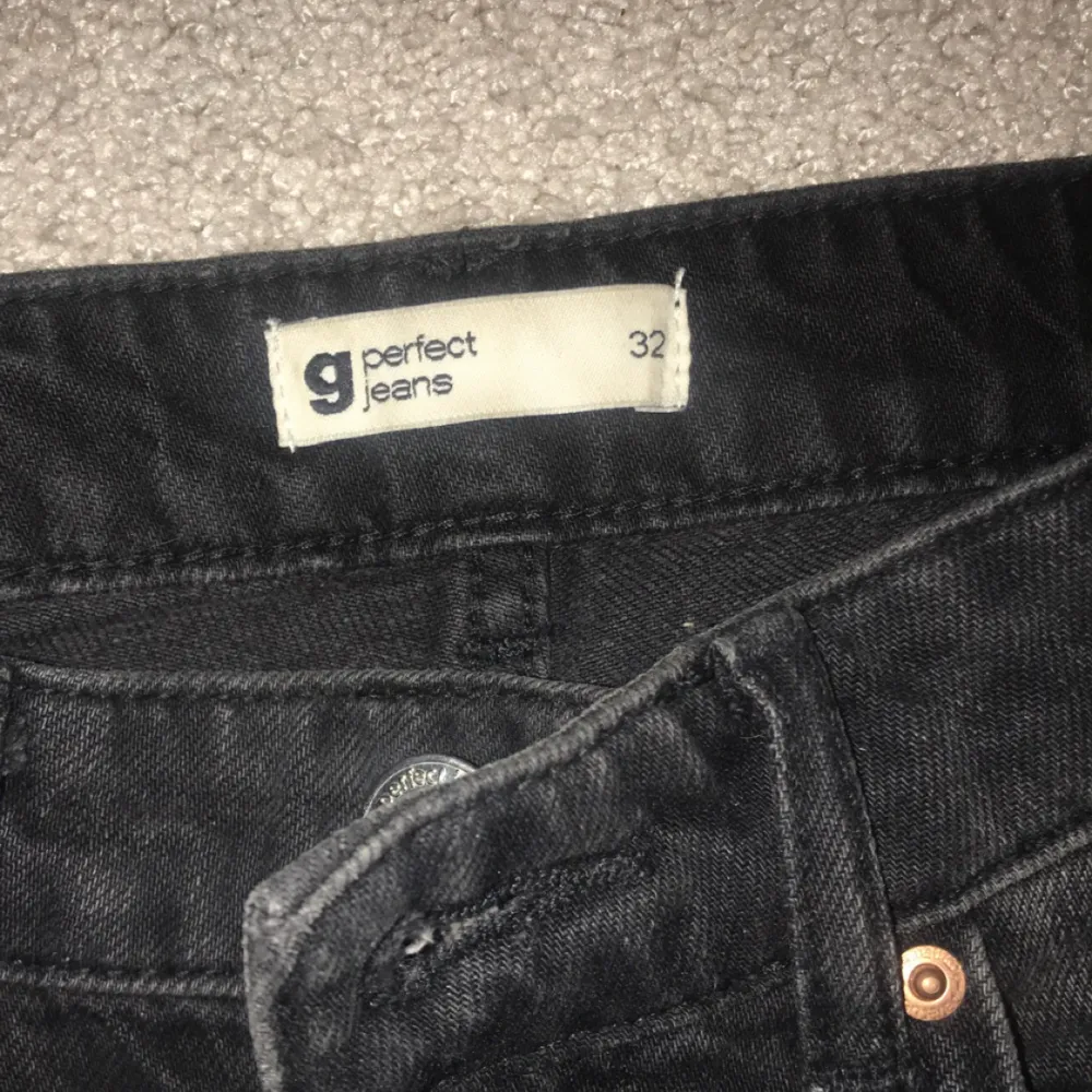 Svarta jeans från Gina tricot i storlek 32. Skriv om du vill ha bilder med dom på.. Jeans & Byxor.