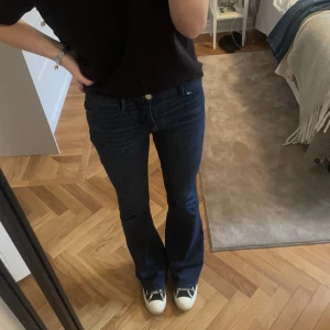 Frame jeans  - Säljer mina frame jeans i modellen Le High Flare. Dom är mörkblå och jag bär storleken 27. Materialet är ganska stretchigt så storleken är anpassningsbar. Otroligt sköna och funkar till allt. Köpta på rea: 2000 kr. 