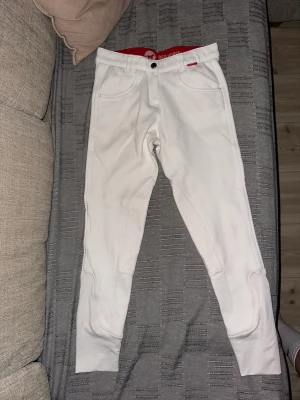 Vita ridbyxor  - Vita fina ridbyxor, fint skick. Kan hämtas i södra Stockholm eller fraktas men då står man för frakten 
