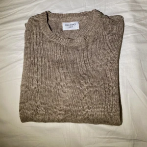 Our Legacy 100 % Linne Sweater - Hej, säljer min oerhört sköna Our Legacy crewneck i 100% Linne. Den är väldigt tunn och materialet är luftigt. Tröjan är i jättebra skick och är i storlek M. Säljs för runt 4000kr på deras hemsida. Priset är inte hugget i sten. Hör av dig vid frågor!