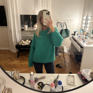 Grön stickad tröja - Så fin stickad från &other stories! Nyskick, osäker på om jag vill sälja men kom gärna med prisförslag! 💕🫶🏽