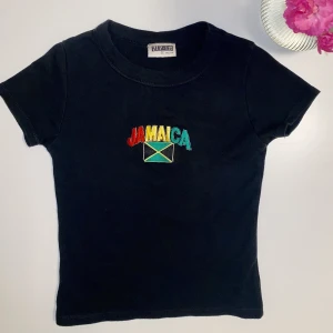 T-shirt - Säljer en t-shirt/topp. Sitter som en Xs/s. Köpare står frakt💜