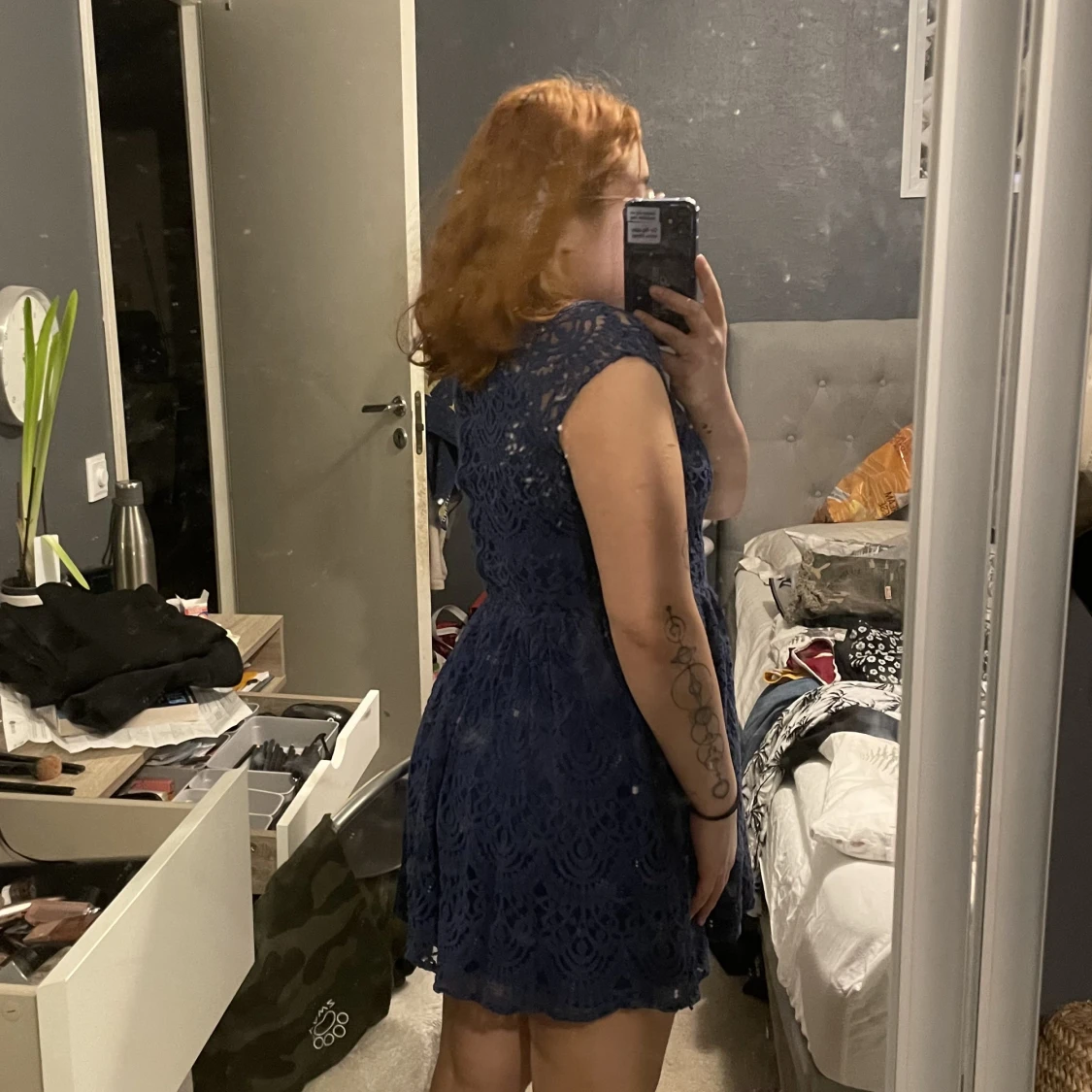 Blå spetsklänning - 90