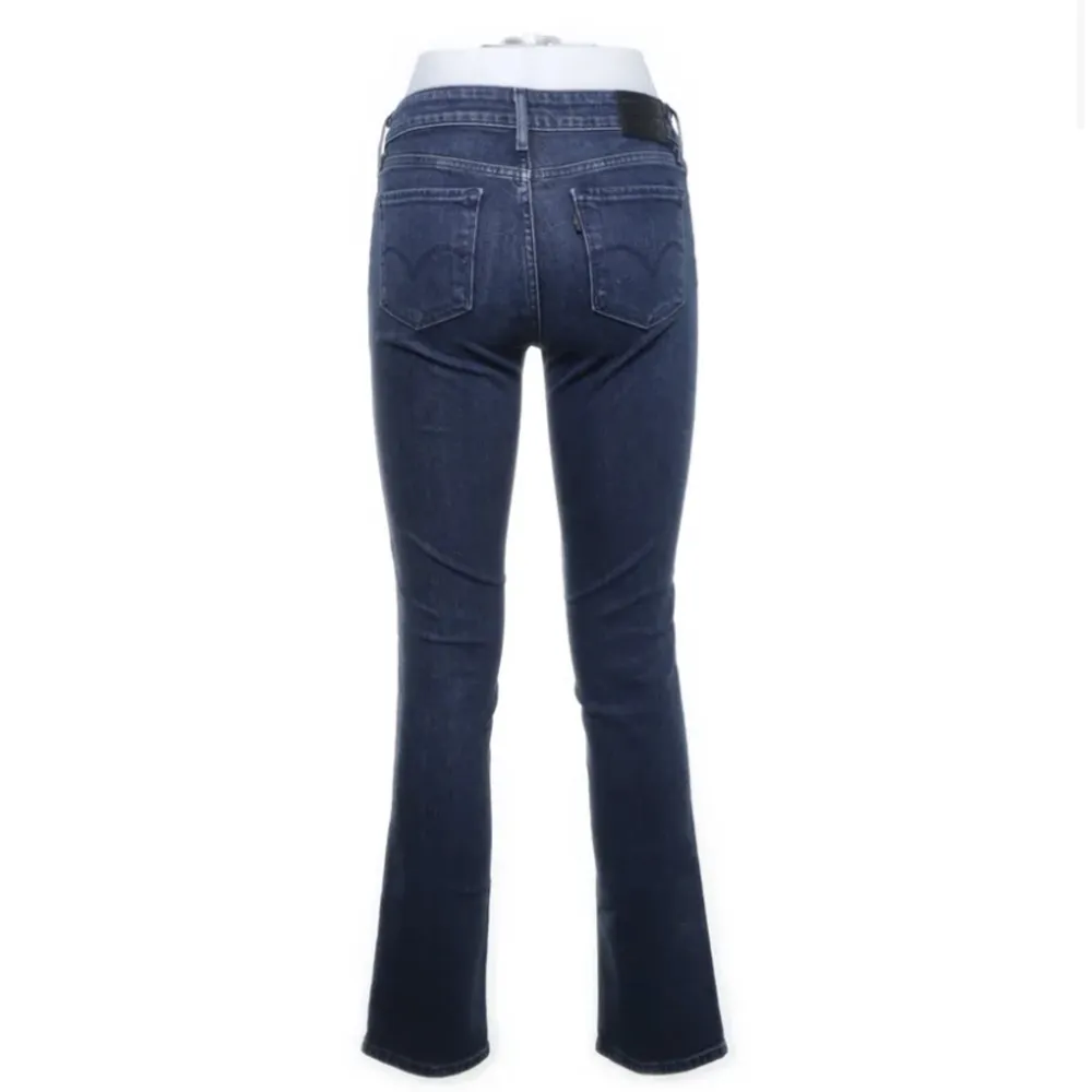 Ett par blå lågmidjade jeans ifrån levis. . Jeans & Byxor.