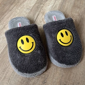 Tofflor  - Super sköna och mjuka tofflor. Köpte de här från en skobutik i Chania gamla stan. 