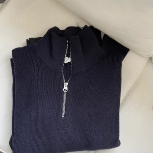 Halfzip sweatshirt  - Snygg tröja som jag bara använt några fåtal gånger som bara ligger just nu! Den är från arket och har storlek M, sitter som en M/L Det är väldigt bra skick på den 