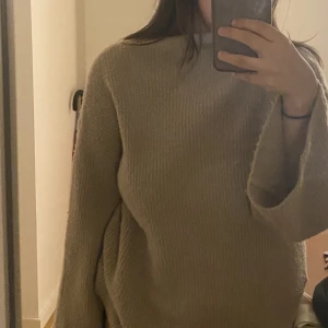 beige stickad tröja  - storlek xs (men passar mig som har s/m). jättefin beige stickad tröja i skönt teddyliknande material! köparen står för frakten. hör av er vid frågor💓