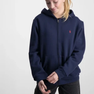 Ralph lauren hoodie - Ralph lauren hoodie i stolek xl men uppskattar den som ungefär M, säljer då den inte längre kommer till användning,