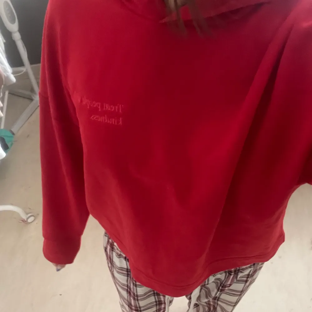 En supersnygg röd hoodie som är lite cropped och passar perfekt till Lågmidjade byxor😍 Aldrig använd, har prislappen kvar🌟  Köparen står för frakten! . Tröjor & Koftor.