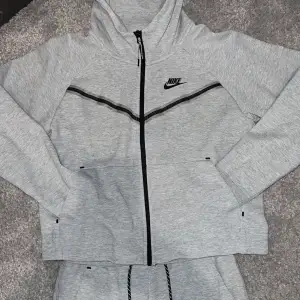 Säljer min Nike tech dress!!❤️Den är grå och jag säljer den pågrund av att den har blivit för liten för mig. Har använt den några gånger den ser helt ny ut! Kan skicka tydligare bilder om ni vill se bättre!❤️ 