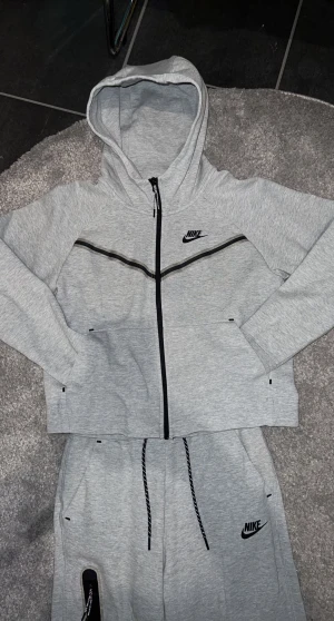 Kläder  - Säljer min Nike tech dress!!❤️Den är grå och jag säljer den pågrund av att den har blivit för liten för mig. Har använt den några gånger den ser helt ny ut! Kan skicka tydligare bilder om ni vill se bättre!❤️ 