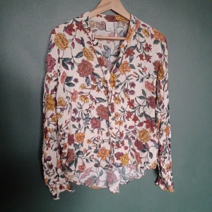 Blommig blus - Lite tantig men gullig, vit med blommor, oanvänd, märket är ICHI i storlek M