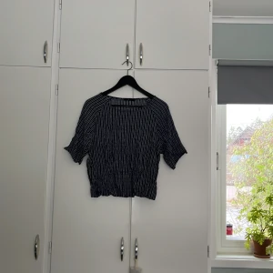 Blus - Marin med vita detaljer