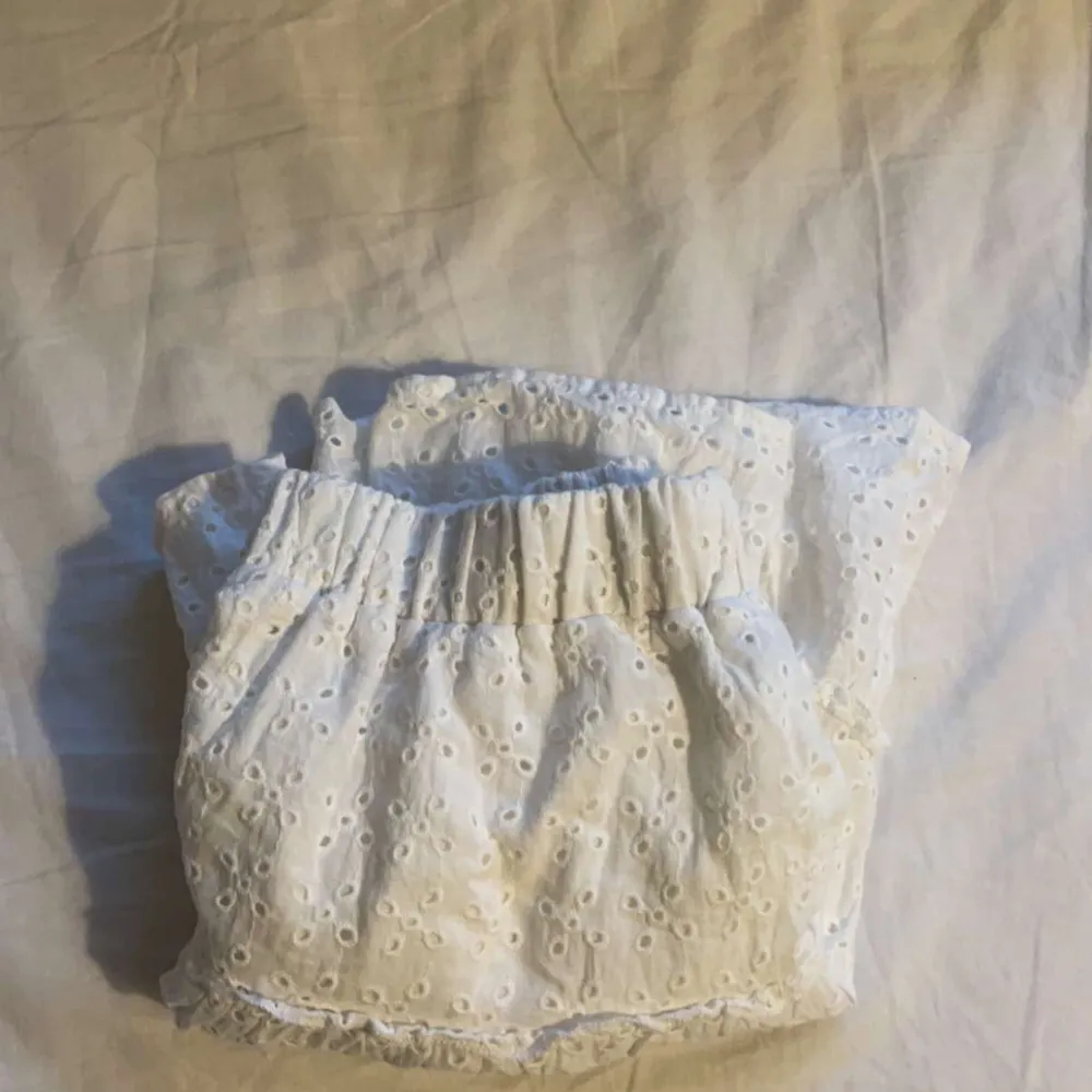 Säljer denna zara liknande kjol från new yorker🤍 Aldrig använd så skick 10/10🤍. Kjolar.