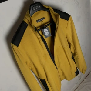 Flisjacka [L] - En helt ny oanvänd Flisjacka i storlek [L] med prislappen kvar. 399kr inköps pris.