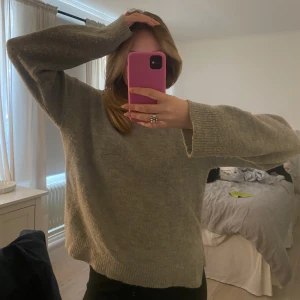 Grå stickad - Köparen står för frakten💖