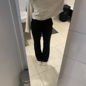 Kostymbyxor - Svarta kostymbyxor från Lindex, bra längd för mig som är 173 cm. (Har liten difekt på ena benet, skriv för bild)