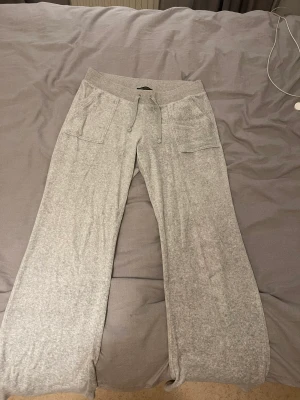 Grå juicybyxor - Jag säljer mina juicybyxor. Köptes för ungefär 2 år sedan men har används sparsamt! Fortfarande väldigt fina och sköna. Köptes för 1099kr men säljer för 700kr 