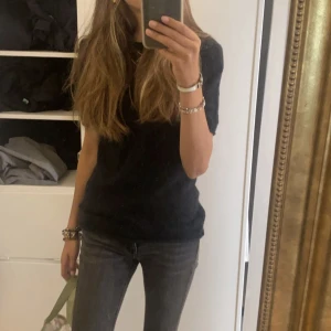 Kashmir t shirt  - Säljer denna jätte snygga Kashmir T-shirten ifrån Lisa yang, köptes i sommars och har använt ganska mycket så den är lite nopprig. Ej defekter, kan diskutera pris privat 