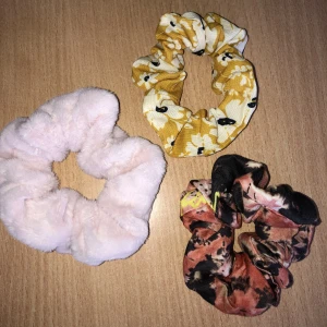 Scrunchies - 10kr/styck eller alla tre för 20kr. Frakt 15kr💕