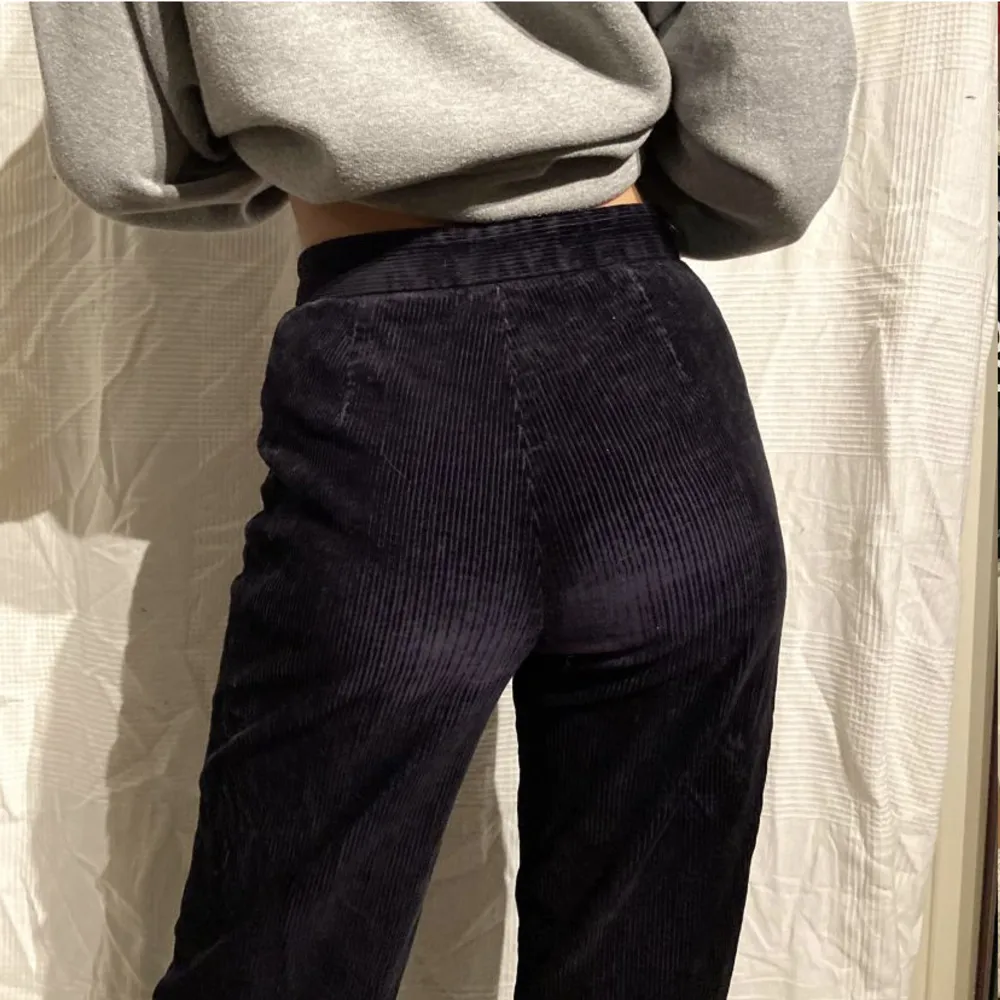 Jättefina mörkblå manchester byxor, midjemått 33cm, innerbenslängd 77cm🤎 Köp nu är på!. Jeans & Byxor.