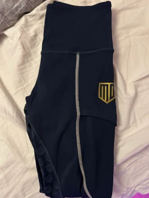 Maya delorez ridbyxor  - Jättefina och sköna ridbyxor ifrån maya delorez, de är i träningsbyxor matrial och inga skavanker eller något, dom har blivit för små för mig.. 😭
