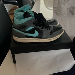 Jordan 1 Mid - Jordan 1 Mid Bra skick Storlek 41  Fler bilder finns vid fråga