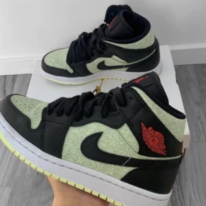 Jordan - Tänkte göra intressekoll på mina jordans, vädligt fint skick och inga störra tecken på användning. Nypris ca 4,5 