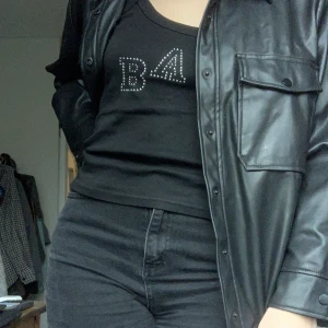 Skinnjacka - Köpt här på plick men är från topshop från början. Mycket sparsamt använd!