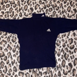 adidas polo - Såå fin adidas polotröja🫧 köpt på humana, mörkblå ish😍 jätte skön! Står inte strl men skulle säga S/M⭐️