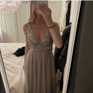 Balklänning  - Hej, ja säljer min balklänning då ja inte har någon användning av den längre, storlek s o passar mig perfekt 